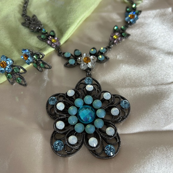 Sparkling Flower Crystals Necklace + Earrings Set - Picture 2 of 9